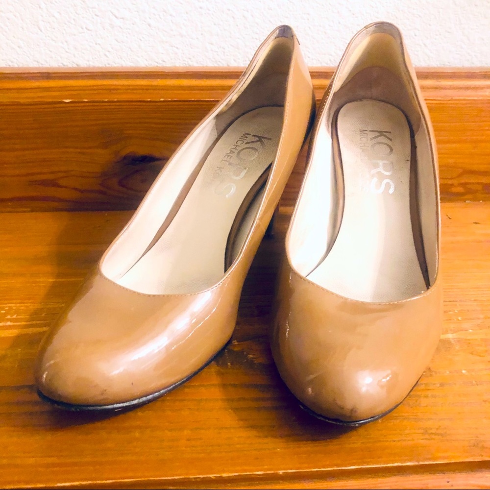 Michael Kors Patent Leather Pumps in Tan